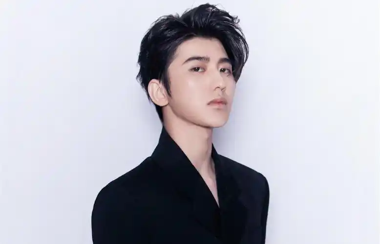 最新帅气蔡徐坤时尚壁纸_潮味儿十足的蔡徐坤