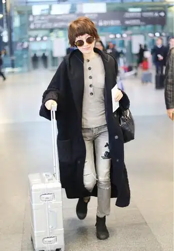 马伊琍真厉害,穿一件黑色大衣搭配牛仔裤走机场,时髦又大气