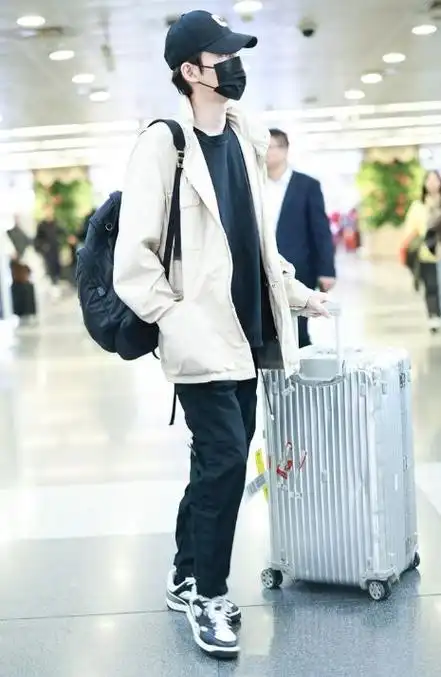 张翰现身北京机场时尚搭配黑白运动风酷感十足