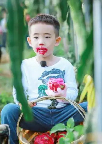 小小春害羞回应3个字!陈小春在一旁已笑傻!