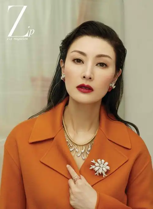 原创50岁李嘉欣晒照秀粉发,穿粉裙配红夹克,携老公秀恩爱状态极佳