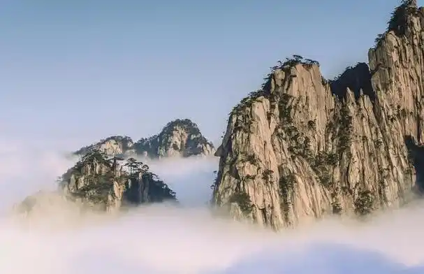 黄山是中国著名的旅游胜地,被誉为"天下第一名山",值得去一趟