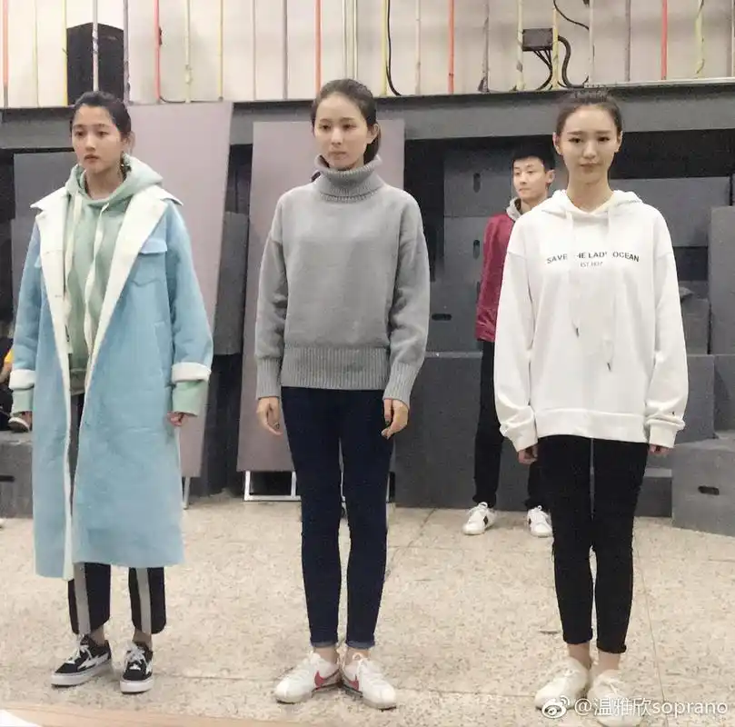 6 关晓彤参加期末考试 穿校服与老师同学合影