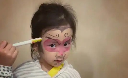 你只看到13岁的多多染头发化浓妆却忽略5岁多妹已戴耳环戒指