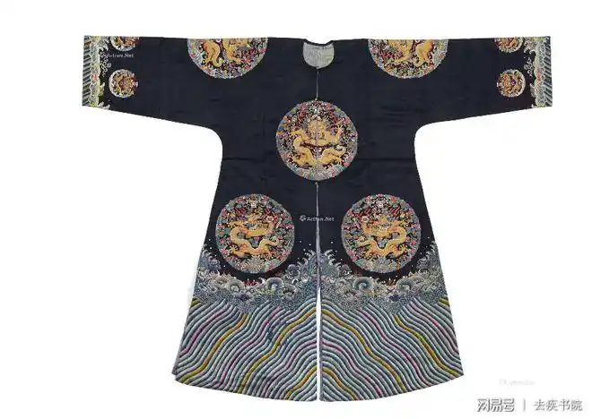 只不过,清朝是马褂式的直领,而袁世凯的龙袍是交领.