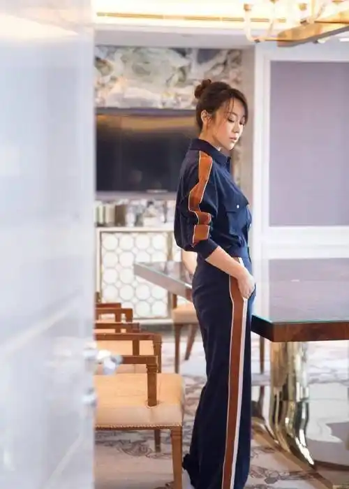 闫妮48岁依然年轻人,低马尾发型搭配一件白色连衣裙,减龄又优雅_的