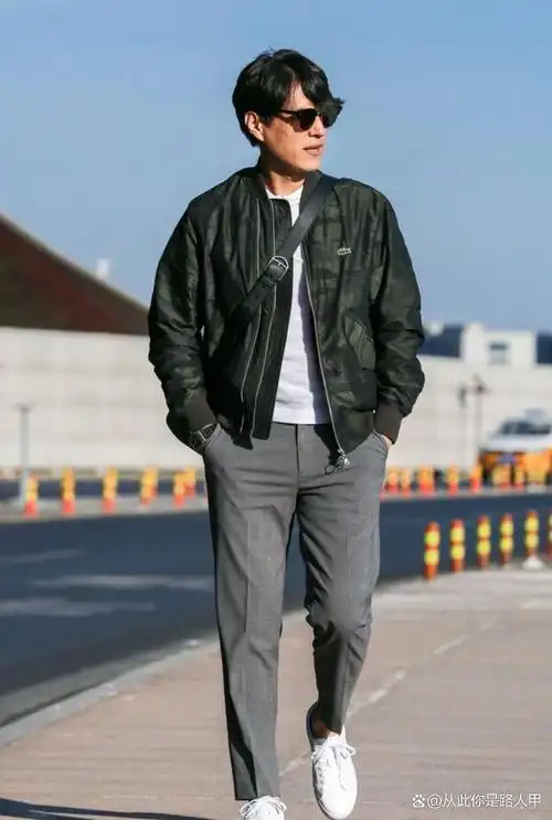 中年男人:到了秋天少穿卫衣,多穿夹克更帅气有型,看靳东就知道