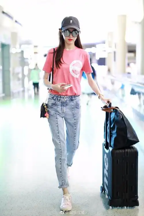 唐嫣戴墨镜穿粉色t恤搭配牛仔裤现身机场,肤白貌美少女感十足!