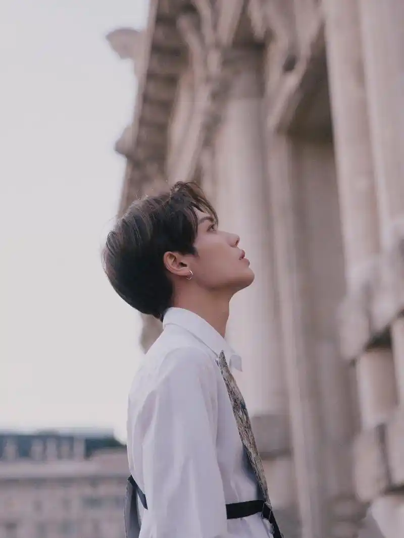 雕刻般的侧脸,仿佛漫画里走出的少年.早安,林彦俊.