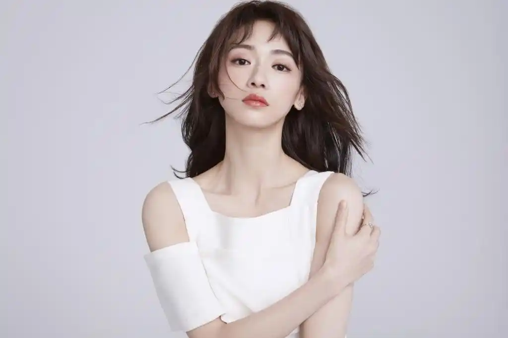 吴谨言夏日清新性感写真大片