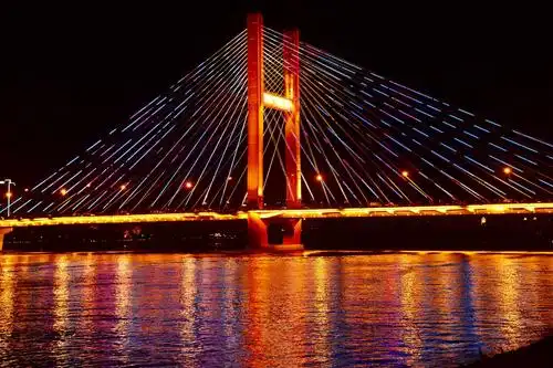 夜幕下的临江门大桥,彩灯闪烁,流光溢彩,变换莫测,美幻绝伦