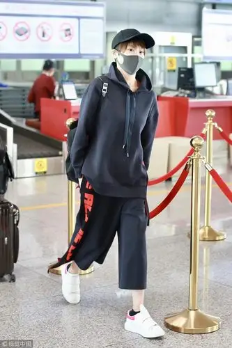 谢楠戴棒球帽似假小子 宽卫衣运动裤超减龄