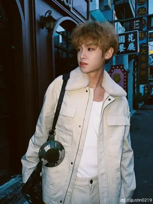 黄明昊卷毛自拍