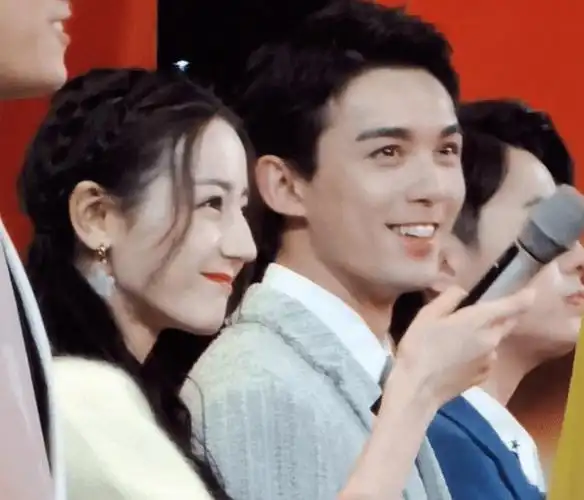 吴磊热巴参加五四晚会我却注意吴磊的盯妻眼神堪称苏神附体