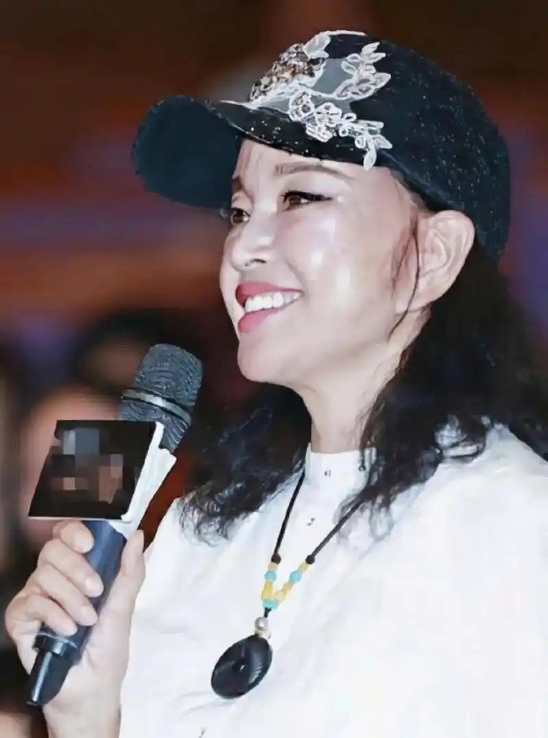 70岁刘晓庆最新近况曝光,面部僵硬做表情困难,医美后遗症太明显.