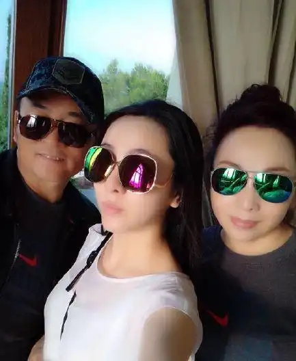 据悉,王俊凯妈妈名叫名叫龚声宏,今年38岁,母子俩感情很好,长相也十分