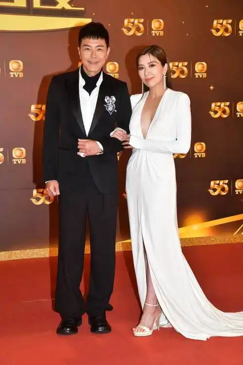 "翻版贾静雯"黄智雯穿长款时尚深v礼服和萧正楠挽手亮相,163身高的她