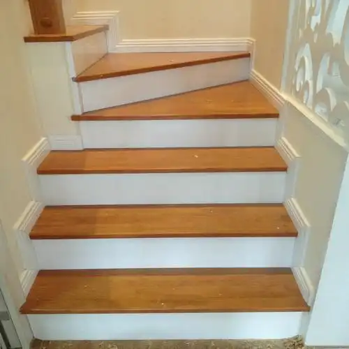 阁楼复式橡胶木整梯 室内家用橡胶木水泥基层楼梯实木楼梯定做