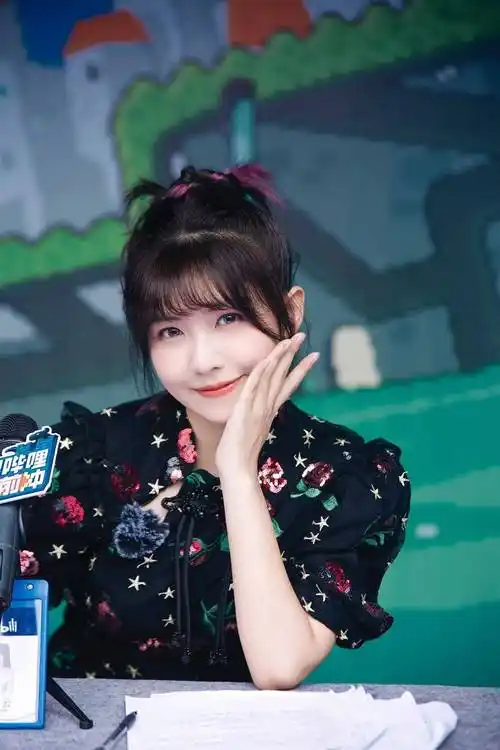 赖美云花朵连衣裙甜美笑容写真_花朵_笑容_连衣裙