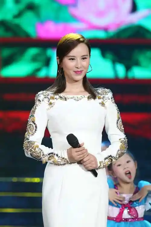 p data-id="gnwxjy7fnt">王雅洁,中国内地女歌手,空政文工团青年歌唱