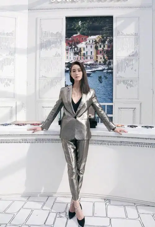 同款设计的西装裤显得张钧甯的腿部又长又细.