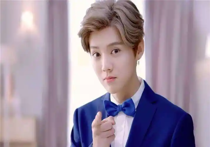 邓超像父亲一样为鹿晗拍照,动作搞笑引热议,关系确实不一般.