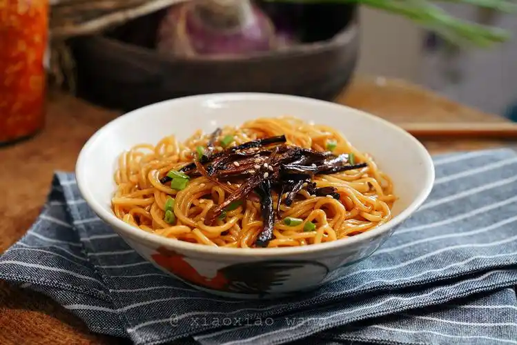 十年前离开上海以后好像再也没有吃过葱油拌面今天照着别人的教程做了