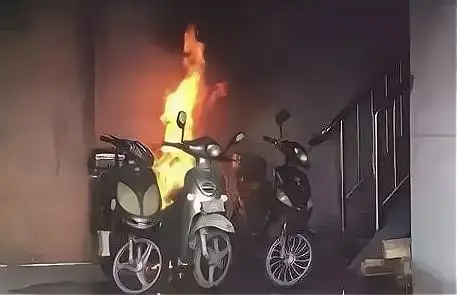 电瓶车充电起火.
