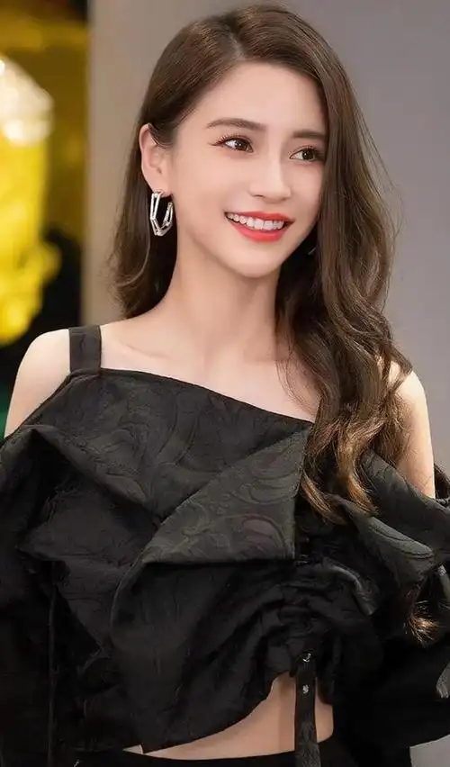 明星刚出道拍广告的样子:张雨绮膀大腰圆,杨幂方脸,林心如土气