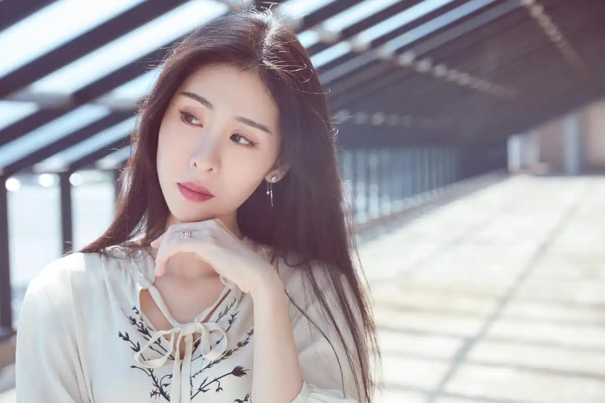 漂亮姐姐#张碧晨#今晚帮唱#跨界歌王#,一身印花长裙优雅亮相,今晚八点