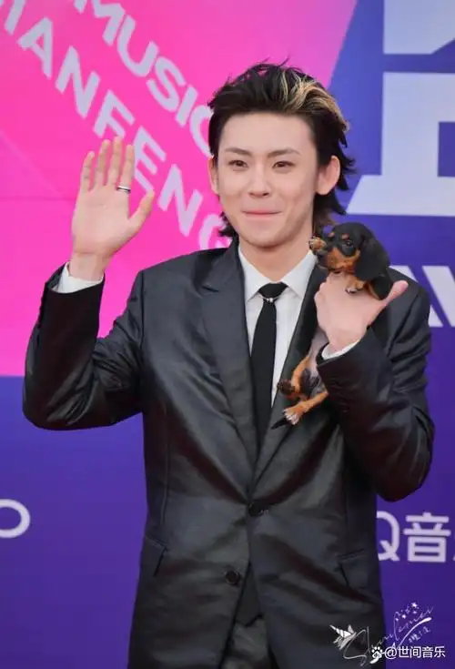 小鬼(本名王琳凯)抱朋克小狗走红毯这一事件,近期在各界引起了广泛的