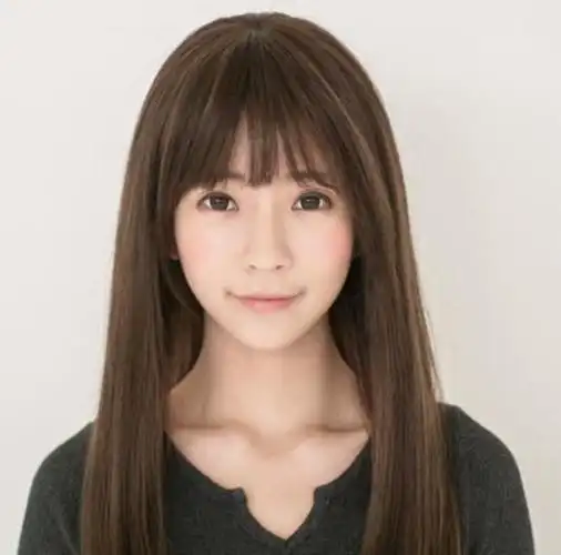 纯黑色的及肩直发发型应该是最普通的,但是搭配流行的半丸子头后却给