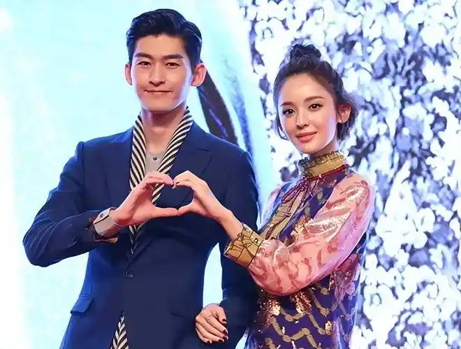 古力娜扎与小鲜肉疑似在一起,两人相识多年,男方爱拍时尚近照_网友