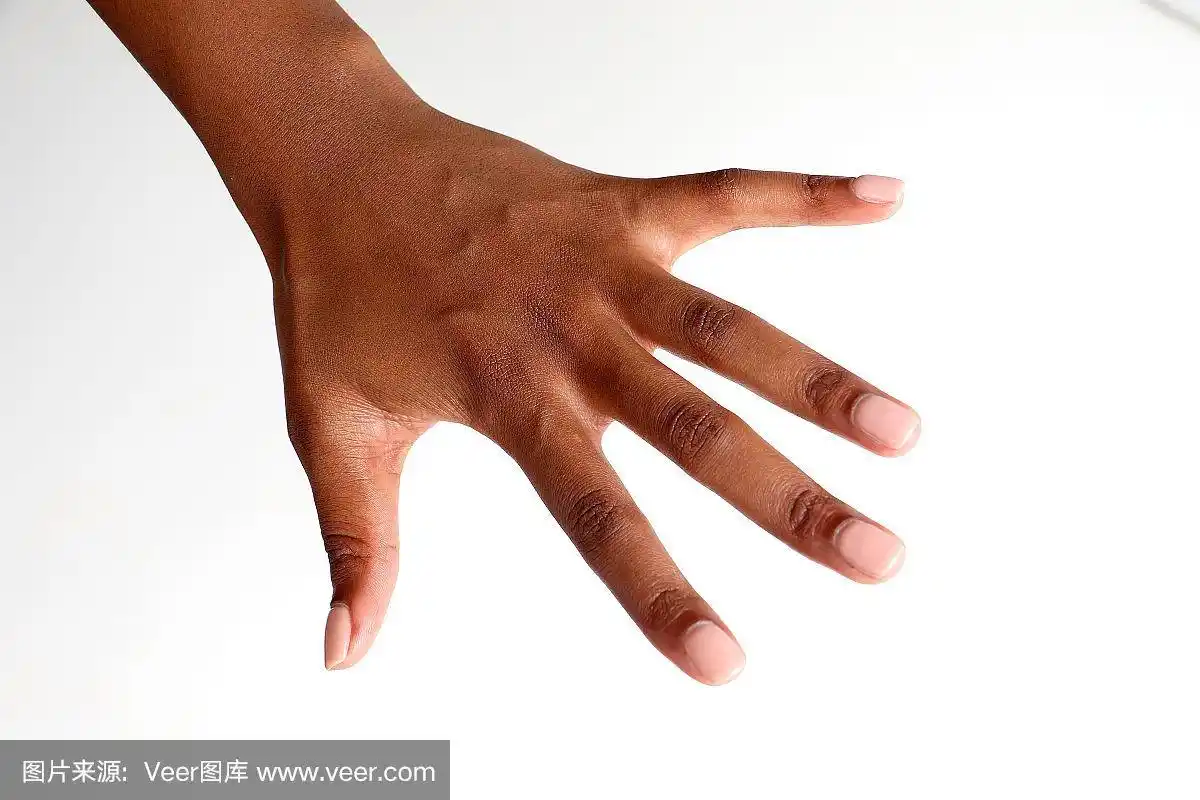 女性黑人非洲人的手打开