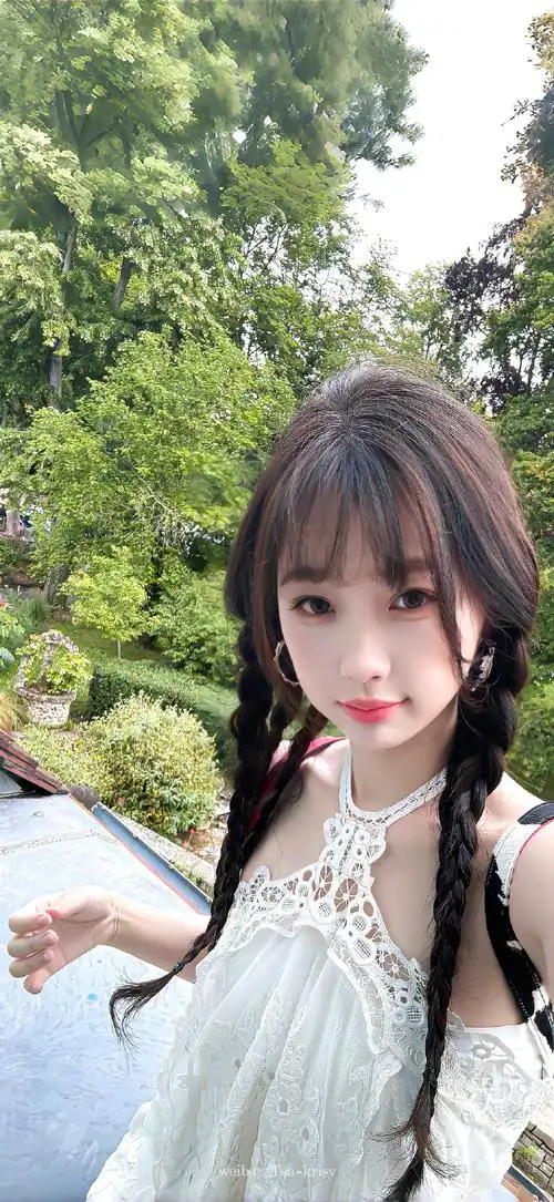 虞书欣970495更新壁纸～#虞书欣白裙配红靴