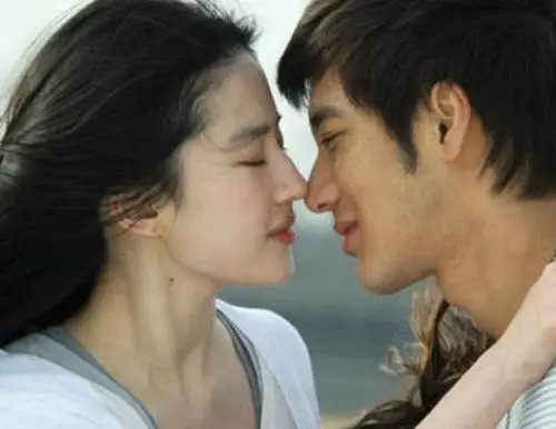 【图】《恋爱通告》王力宏刘亦菲吻戏曝光 被指借拍戏泡女人