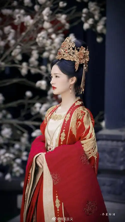 李沁请君红衣造型路透