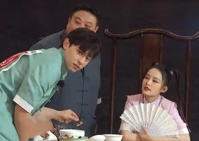 邓伦公主抱李沁谁注意他手部的小动作说是普通朋友谁相信