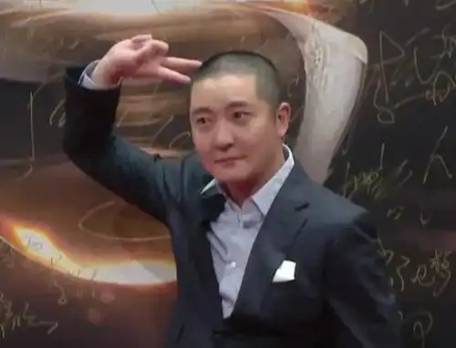 郭京飞寸头造型和黄轩一起代表《山海情》剧组参加活动