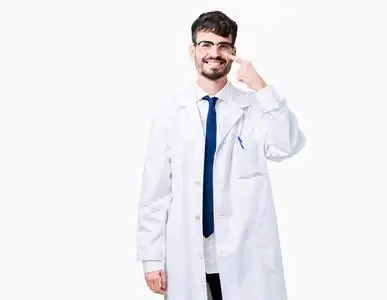 科学家的脸年轻的职业科学家穿着白大褂,背景偏僻,用手指着脸和鼻子