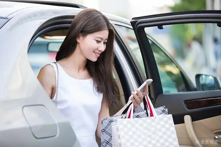 年轻女子打开车门下车