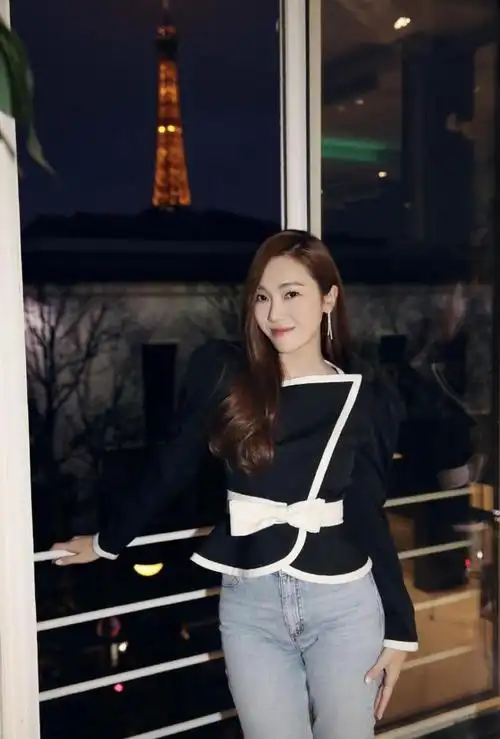 郑秀妍不愧是韩国女神黑色蝴蝶结上衣搭牛仔裤知性女人味十足