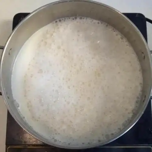 第5步,煮豆浆时锅中大火加热(注:烧豆浆时不要搅拌).