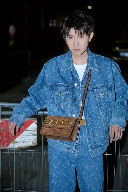 王源米兰时装周新造型 蓝色牛仔套装元气活力时尚满分