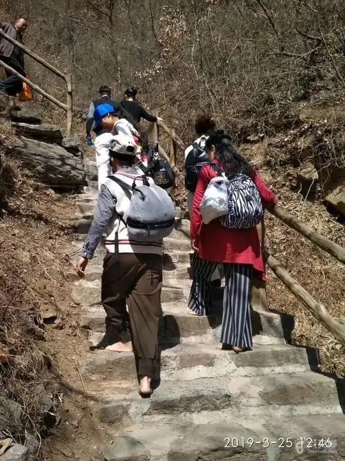 南太行之一/天界山路遇一些光脚,蒙眼爬山者,不知什么讲究?