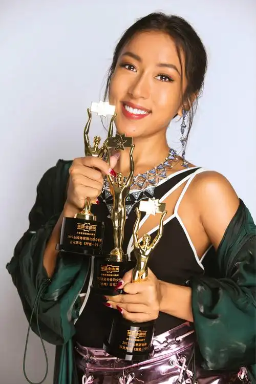 吉克隽逸荣获2017年华语金曲奖我最喜爱女歌手奖