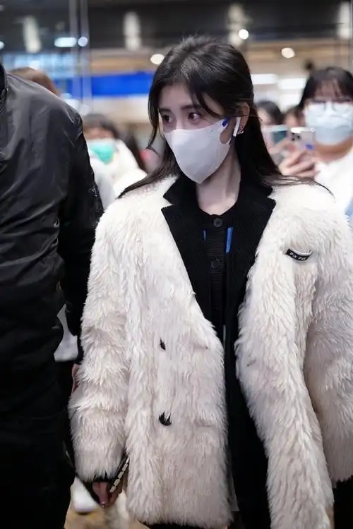 鞠不修超话机场生图#鞠婧祎