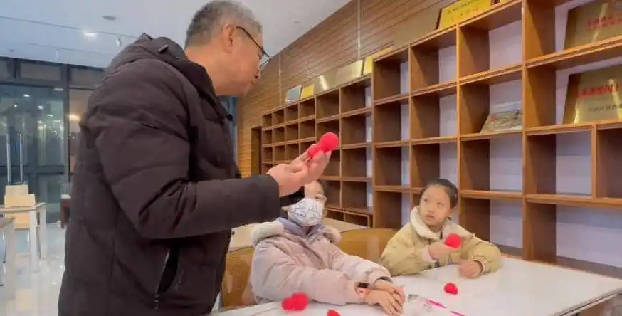 场面也很欢乐他们做得老认真的学着用黏土学着捏面人儿传承人罗彬的