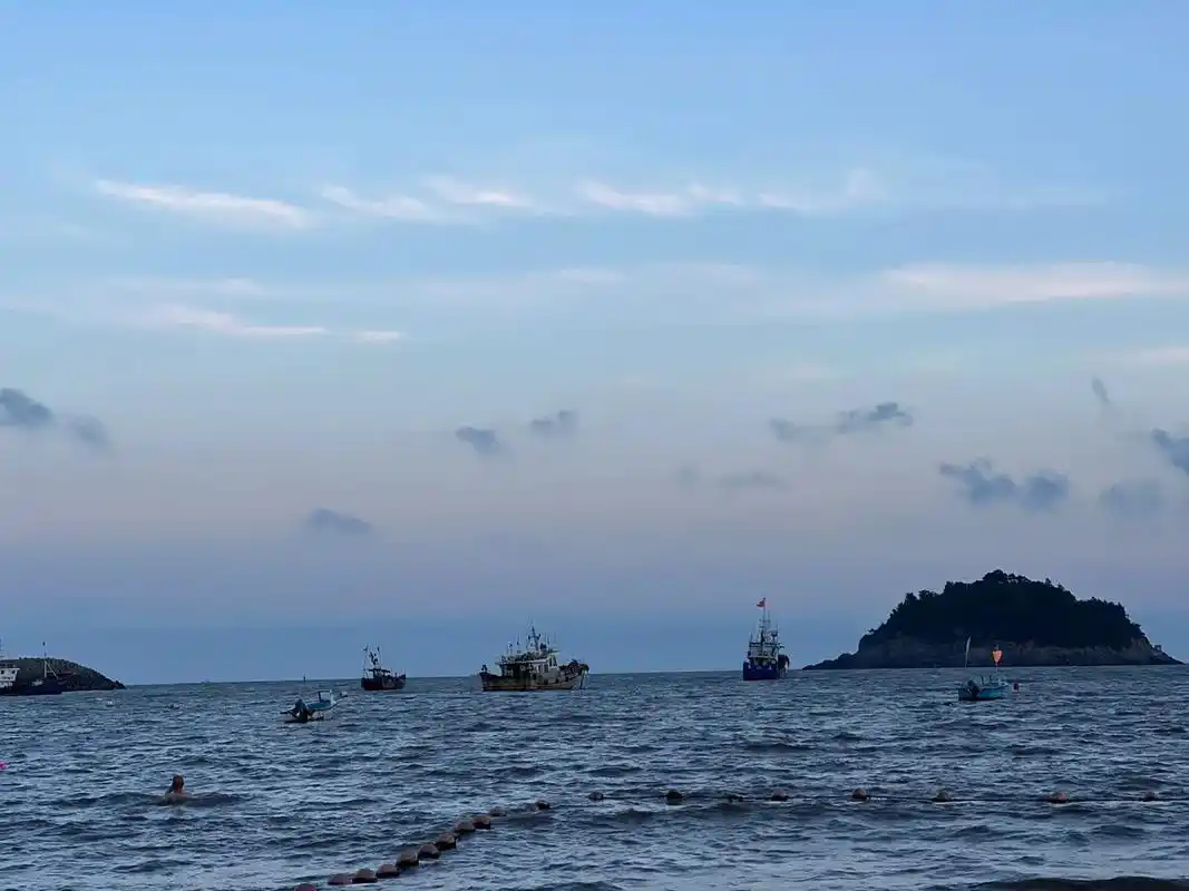 4,平静的大海中,有几只小船在游荡.大海像贤慧的母亲,用双手 - 抖音