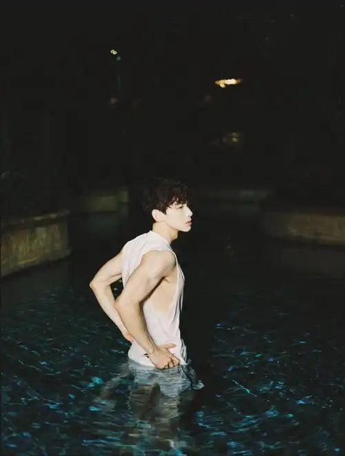 白敬亭夏日限定写真,展现完美肌肉线条